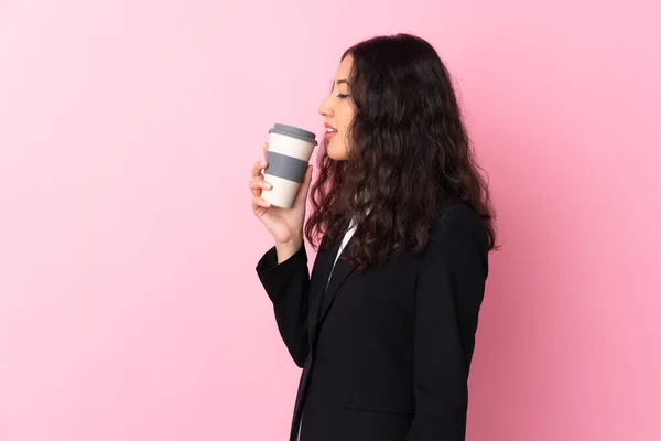 Mista Donna Affari Corsa Possesso Caffè Portare Isolato Sfondo Rosa — Foto Stock