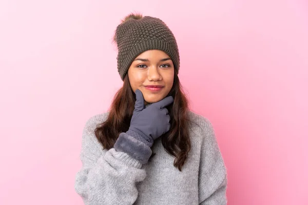 Jovem Colombiana Com Chapéu Inverno Sobre Parede Rosa Isolada Rindo — Fotografia de Stock