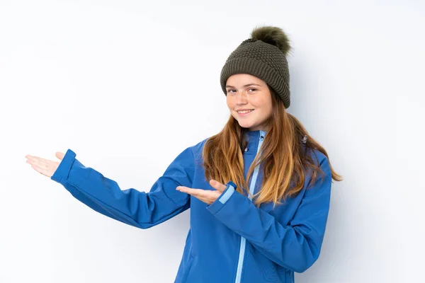 Ukrajinský Teenager Dívka Zimní Klobouk Přes Izolované Bílé Pozadí Natahuje — Stock fotografie