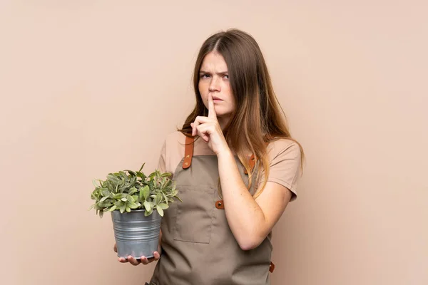 Oekraïense Tiener Tuinier Meisje Met Een Plant Doen Stilte Gebaar — Stockfoto