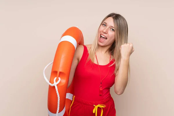 Bagnino Donna Sfondo Isolato Che Celebra Una Vittoria — Foto Stock