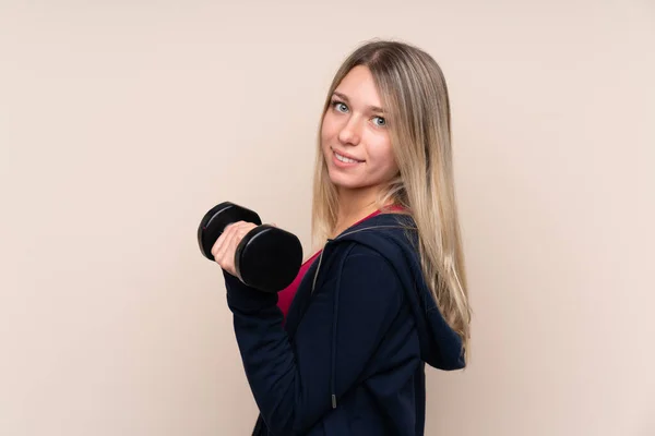 Ung Sport Blond Kvinna Över Isolerad Bakgrund Gör Tyngdlyftning — Stockfoto