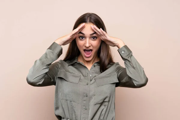 Chica Joven Sobre Fondo Aislado Con Expresión Sorpresa —  Fotos de Stock