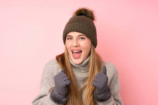 Jong Tiener Meisje Met Winter Hoed Geïsoleerde Roze Achtergrond Vieren — Stockfoto