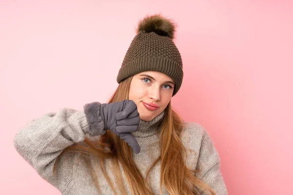 Jeune Adolescente Avec Chapeau Hiver Sur Fond Rose Isolé Montrant — Photo