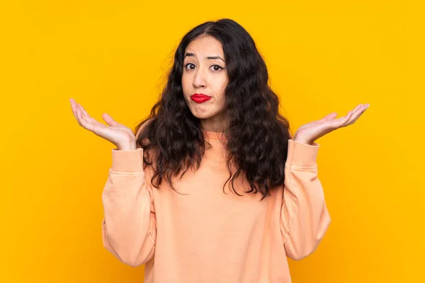 Spaanse Chinese Vrouw Geïsoleerde Gele Achtergrond Met Twijfels Terwijl Het — Stockfoto