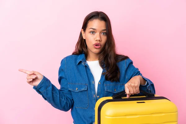 Mujer Colombiana Viajera Sosteniendo Una Maleta Sobre Fondo Rosa Aislado — Foto de Stock