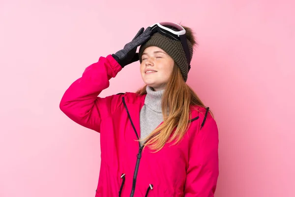 Kar Kayağı Gözlüklü Ukraynalı Genç Kayakçı Kız Izole Pembe Arka — Stok fotoğraf