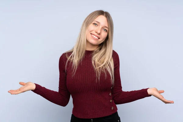 Junge Blonde Frau Über Isoliertem Blauem Hintergrund Lächelt — Stockfoto