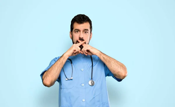 Lekarz Chirurg Człowiek Wykazując Znak Milczenia Gest Odizolowanym Niebieskim Tle — Zdjęcie stockowe