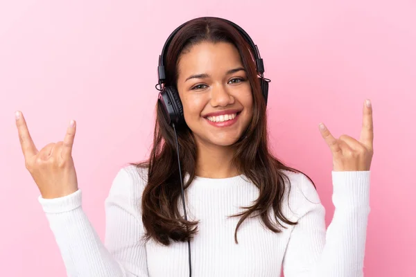 Mujer Joven Con Auriculares Sobre Pared Rosa Aislada —  Fotos de Stock