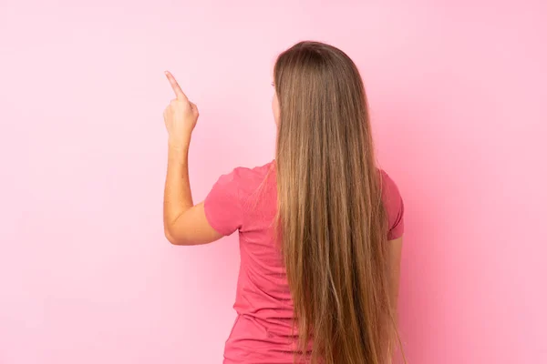 Zole Edilmiş Pembe Arka Planda Genç Sarışın Kız Işaret Parmağıyla — Stok fotoğraf