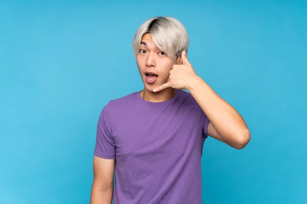Joven Asiático Hombre Sobre Aislado Azul Fondo Haciendo Gesto Teléfono — Foto de Stock