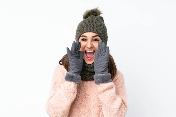 Chica Joven Con Sombrero Invierno Sobre Fondo Blanco Aislado Gritando —  Fotos de Stock