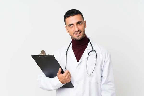 Junger Mann Über Isoliertem Weißem Hintergrund Mit Arztkittel Und Einem — Stockfoto