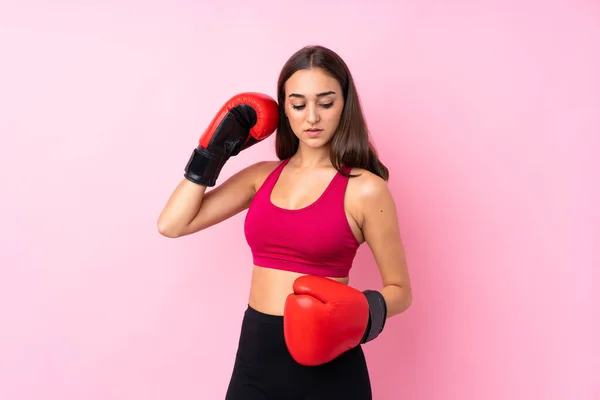 若いですスポーツ女の子上の隔離されたピンクの背景とともにボクシング手袋 — ストック写真