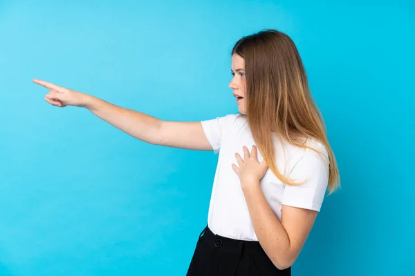 Ucraniano Adolescente Chica Sobre Aislado Azul Fondo Apuntando Dedo Lado —  Fotos de Stock