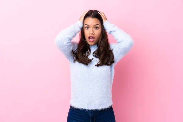 Menina Colombiana Sobre Fundo Rosa Isolado Com Expressão Facial Surpresa — Fotografia de Stock