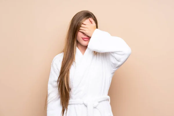 Teenager Mädchen Bademantel Über Isoliertem Hintergrund Der Die Augen Mit — Stockfoto