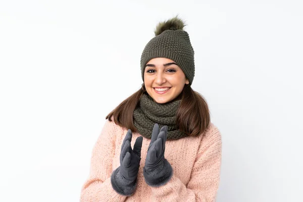 Ung Flicka Med Vinter Hatt Över Isolerad Vit Bakgrund Applåderar — Stockfoto