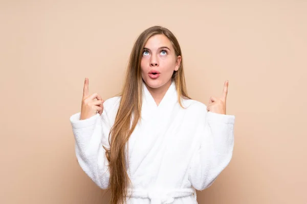 Teenager Mädchen Bademantel Über Isoliertem Hintergrund Das Mit Dem Zeigefinger — Stockfoto