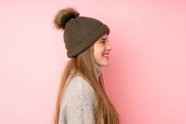 Jovem Adolescente Com Chapéu Inverno Sobre Fundo Rosa Isolado Olhando — Fotografia de Stock