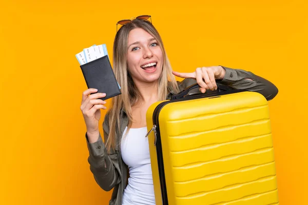 Jonge Blonde Vrouw Geïsoleerde Gele Achtergrond Vakantie Met Koffer Paspoort — Stockfoto