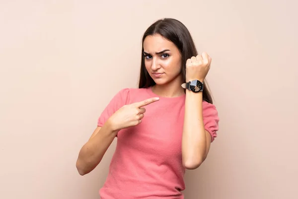 Tecrit Edilmiş Genç Bir Kadın Saatini Ciddi Bir Ifadeyle Gösteriyor — Stok fotoğraf