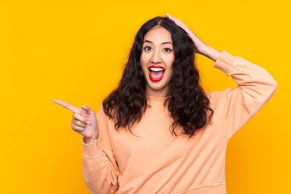 Espanhol Chinês Mulher Sobre Isolado Amarelo Fundo Surpreso Apontando Dedo — Fotografia de Stock