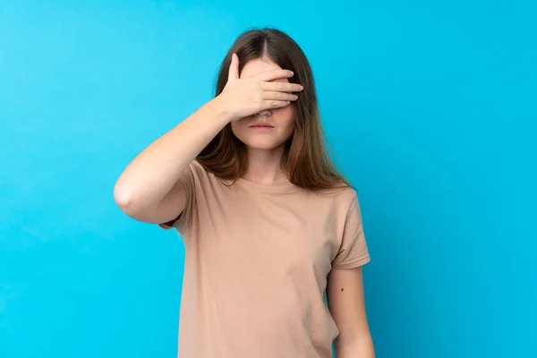 Ukrainska Tonåring Flicka Över Isolerad Blå Bakgrund Täcker Ögon Händer — Stockfoto