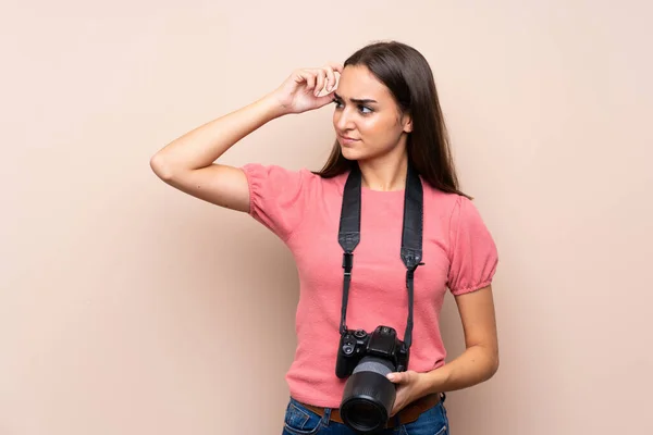Jeune Femme Sur Fond Isolé Avec Une Caméra Professionnelle Pensée — Photo