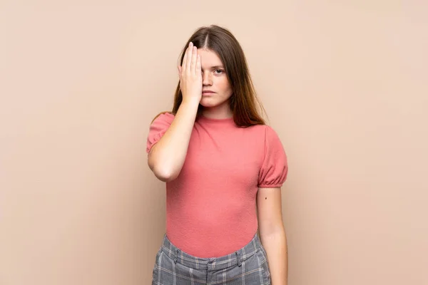 Menina Adolescente Ucraniana Sobre Fundo Isolado Cobrindo Olho Mão — Fotografia de Stock