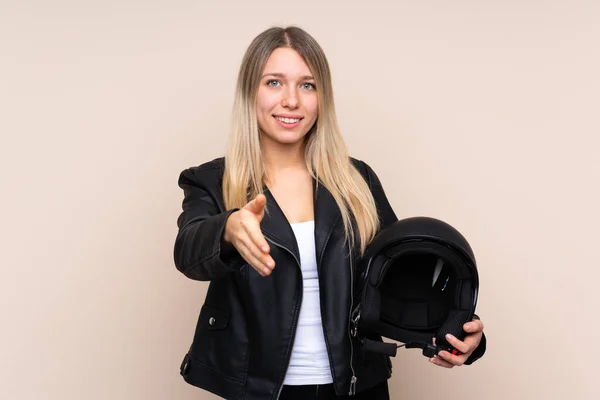 Junge Blonde Frau Mit Motorradhelm Beim Händeschütteln Nach Einem Guten — Stockfoto