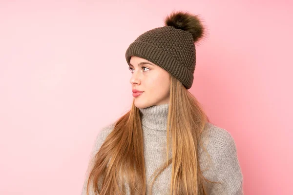 Giovane Ragazza Adolescente Con Cappello Invernale Isolato Sfondo Rosa Cercando — Foto Stock