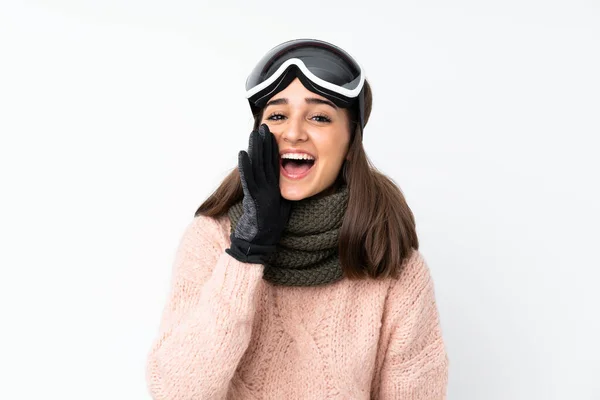 Sciatore Ragazza Con Occhiali Snowboard Oltre Isolato Muro Bianco Gridando — Foto Stock