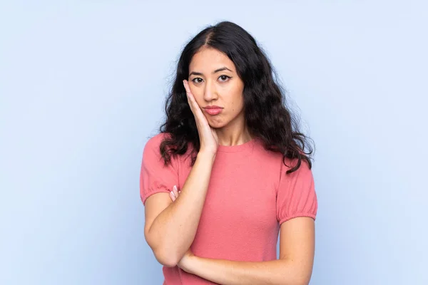 Mujer Raza Mixta Vistiendo Suéter Sobre Fondo Azul Aislado Infeliz — Foto de Stock