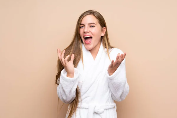 Teenager Mädchen Bademantel Über Isoliertem Hintergrund Unglücklich Und Frustriert Mit — Stockfoto