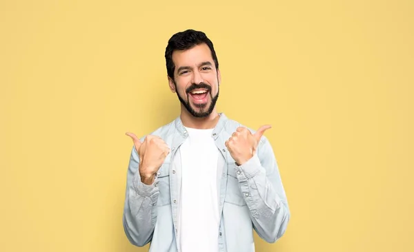 Bello Uomo Con Barba Con Pollici Alto Gesto Sorridente Isolato — Foto Stock