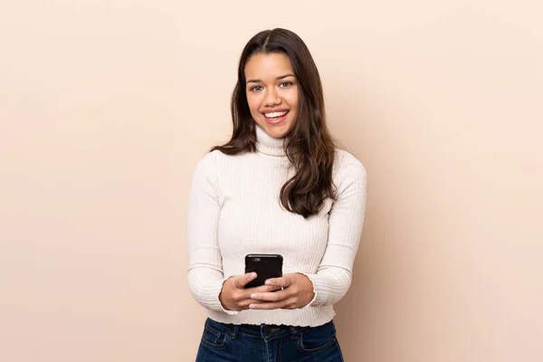 Jovem Colombiana Sobre Fundo Isolado Enviando Uma Mensagem Com Celular — Fotografia de Stock