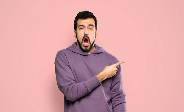 Handsome Man Sweatshirt Surprised Pointing Side Isolated Pink Background — Stock Photo, Image
