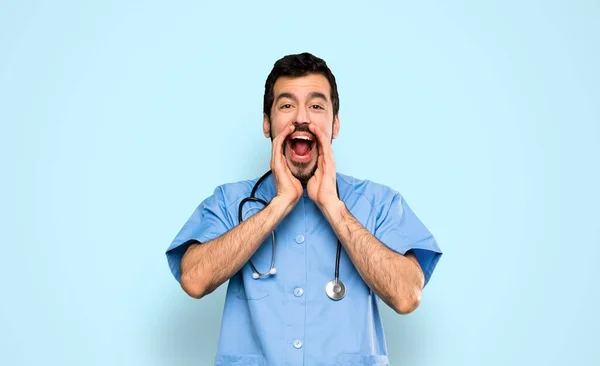 Lekarz Chirurg Krzyczy Ogłasza Coś Odizolowanym Niebieskim Tle — Zdjęcie stockowe