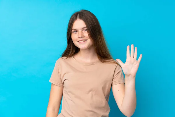 Oekraïense Tiener Meisje Geïsoleerde Blauwe Achtergrond Tellen Vijf Met Vingers — Stockfoto