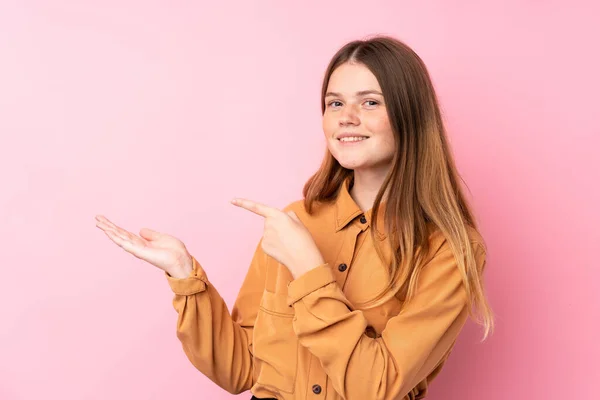 Ukrajinský Teenager Dívka Přes Izolované Růžové Pozadí Držení Copyspace Imaginární — Stock fotografie