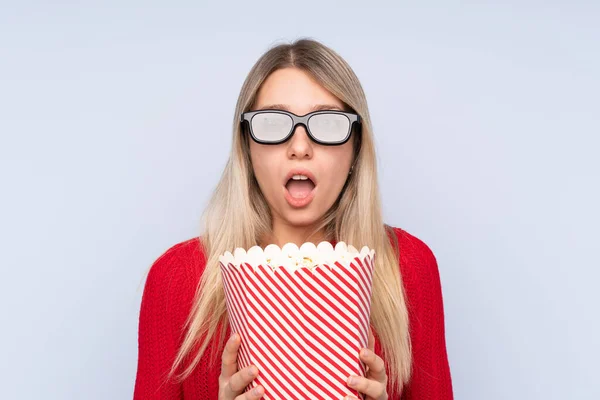 Ung Blond Kvinna Över Isolerad Blå Bakgrund Förvånad Med Glasögon — Stockfoto