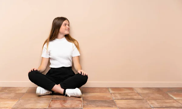 Oekraïense Tiener Meisje Zit Vloer Laterale Positie — Stockfoto