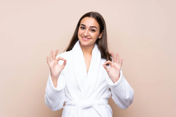 Junges Mädchen Bademantel Vor Isoliertem Hintergrund Das Ein Zeichen Mit — Stockfoto