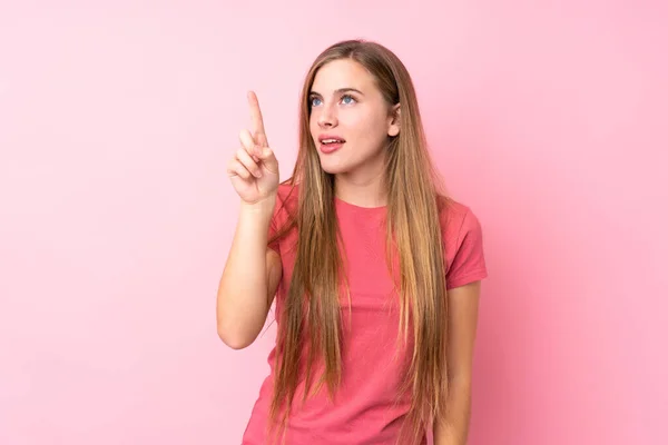 Adolescente Rubia Chica Sobre Aislado Rosa Fondo Tocando Pantalla Transparente — Foto de Stock