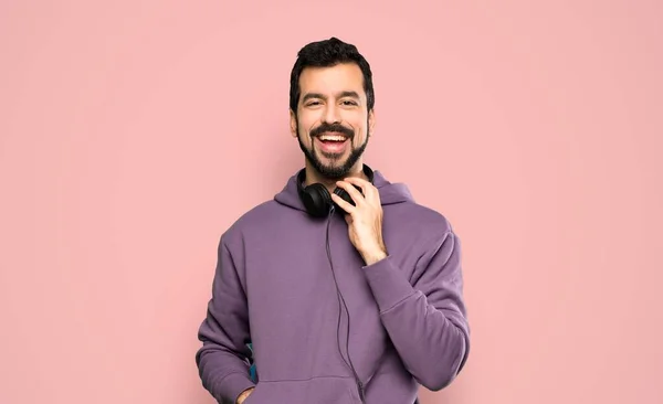 Hombre Guapo Con Sudadera Escuchando Música Sobre Fondo Rosa Aislado — Foto de Stock