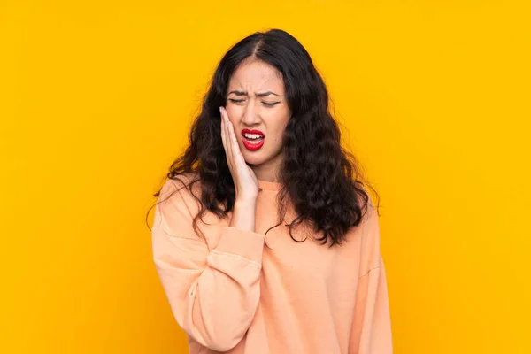 Mulher Chinesa Espanhola Sobre Fundo Amarelo Isolado Com Dor Dente — Fotografia de Stock