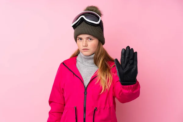 Ukrajinská Teenager Lyžař Dívka Snowboarding Brýle Přes Izolované Růžové Pozadí — Stock fotografie